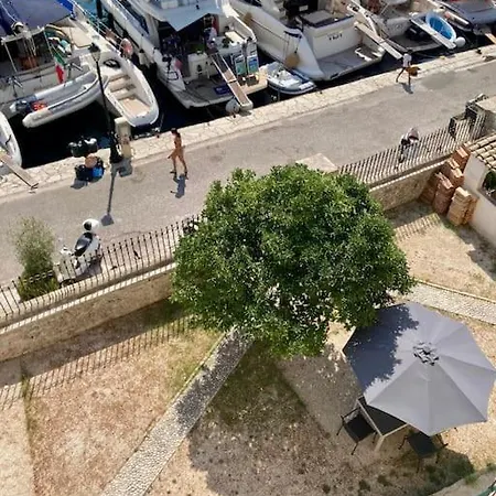 The Old House Apartment *